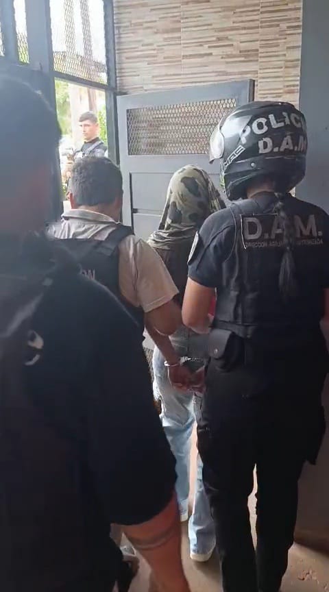 Posadas: allanaron la casa de una agente pasante de la Policía por el robo de 50 celulares en un comercio 2