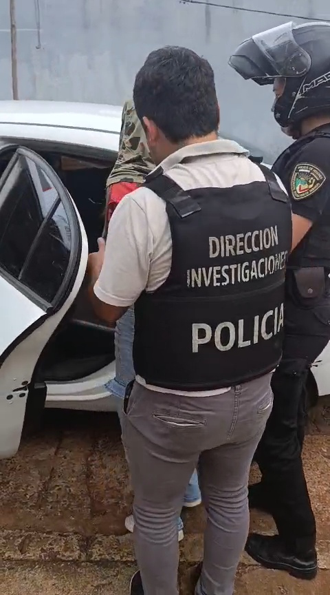 Posadas: allanaron la casa de una agente pasante de la Policía por el robo de 50 celulares en un comercio 3