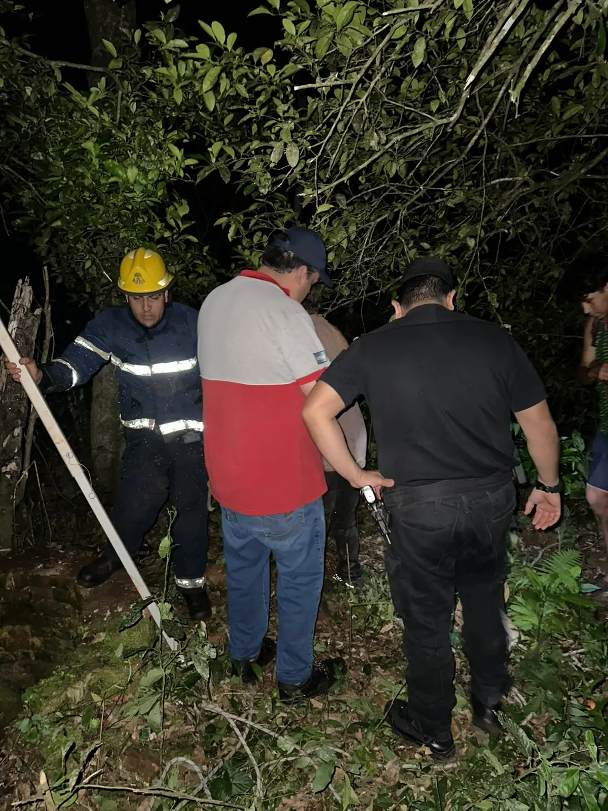 Rescataron a un hombre que cayó a un pozo de 12 metros de profundidad en Puerto Esperanza 2