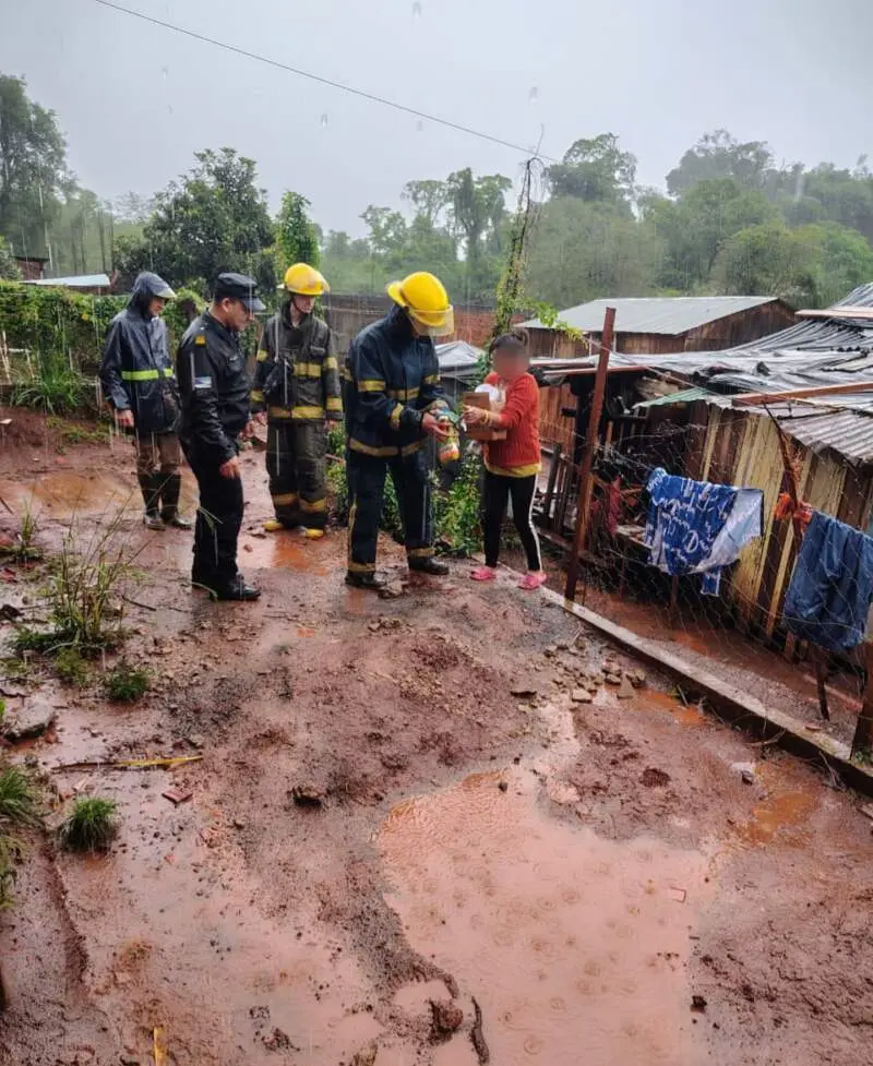 Comandante Andresito: ocho familias fueron evacuadas por el desborde de arroyos 3