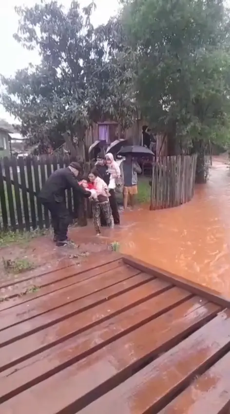 Comandante Andresito: ocho familias fueron evacuadas por el desborde de arroyos 4